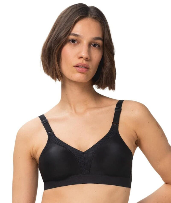 Models a triaction workout bra by triumph hi-res stock photography and  images - Alamy